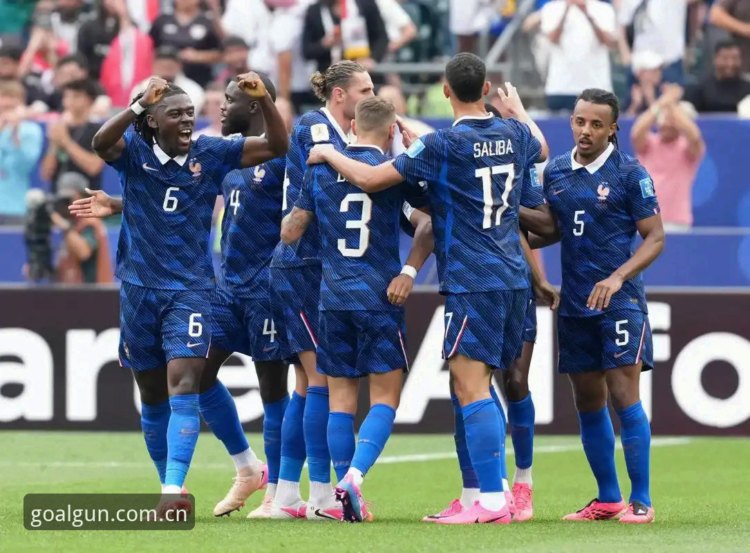法国队3-0击败伊拉克，姆巴佩梅开二度——这大概是世界杯小组赛阶段最没有悬念的新闻之一。但把比赛数据和球员表现拆开来看，疑点远比结论多。比如：8次射门换2个进球，预期进球1.2，过人成功仅2次，关键传球也只有2次——这样一份效率清单放在任何射手身上都称不上完美，凭什么他就成了历史第二？